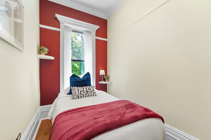 مسكن مصمم بذكاء مع بياضات فاخرة وألوان دافئة، مما يخلق ملاذًا خاصًا ومريحًا داخل البيت.