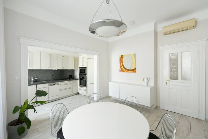 Art-Nouveau Residence in the Heart of the Old Town gallery image 3