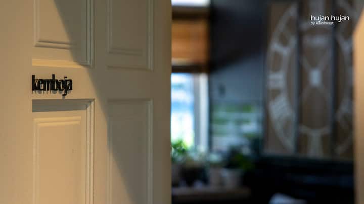 Kemboja ofrece un acogedor estudio con una cama tamaño queen y un cómodo sofá cama deslizante, perfecto tanto para adultos como para niños. Ideal para estadías largas, ofrece una experiencia de vida laboral equilibrada en el encantador ambiente del casco antiguo.