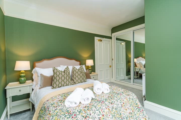 ROOM 7 - DOUBLE BED WITH PRIVATE SHOWER ENSUITE WITH RAINFALL SHOWER AND STUNNING VIEWS OF GARDEN AND COUNTRYSIDE