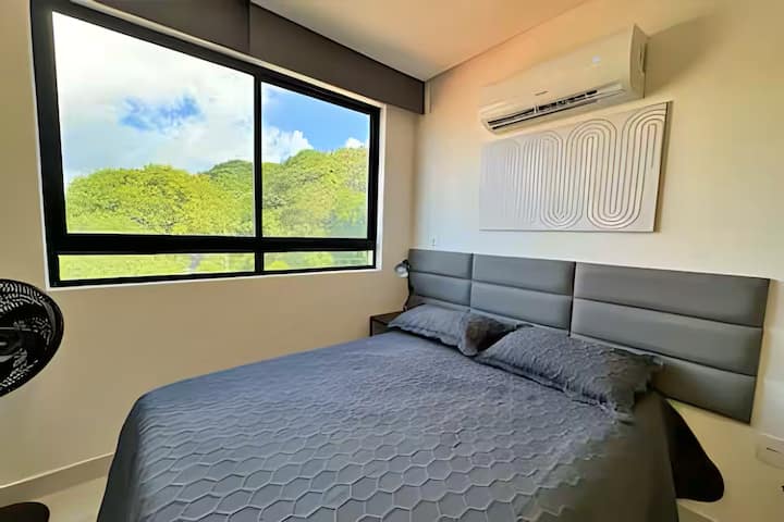 U spavaćoj sobi mogu boraviti 2, 3 ili 4 gosta.
Tu su bračni krevet i dva dodatna madraca, kao i dječji krevetić.
Soba ima i klima-uređaj, pametni televizor, zavjese za zamračivanje i prostor za odlaganje odjeće.