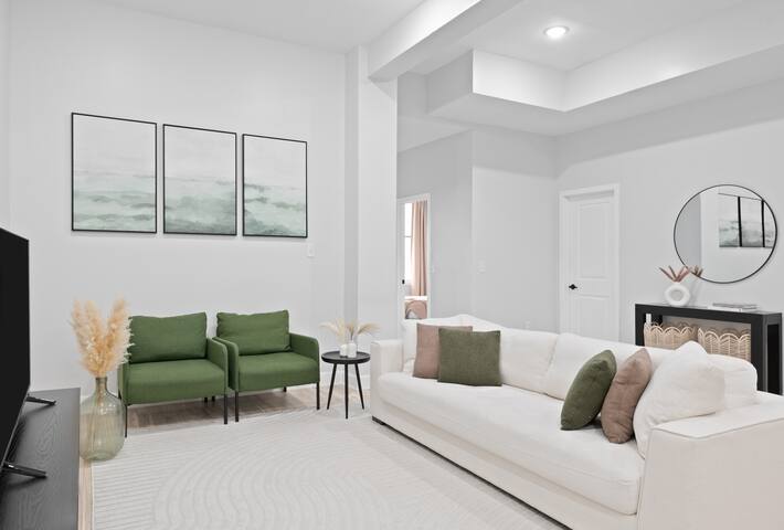 Sunny & Stylish Retreat | Easy NYC Access gallery image 3