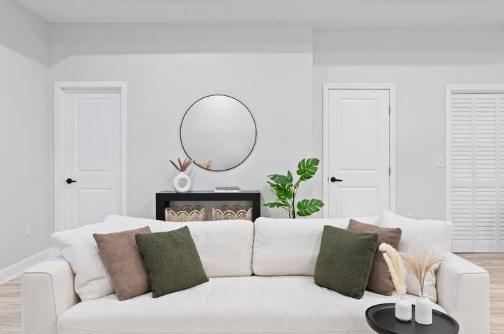 Sunny & Stylish Retreat | Easy NYC Access gallery image 4