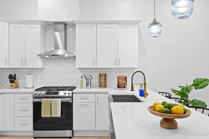 Sunny & Stylish Retreat | Easy NYC Access gallery image 2