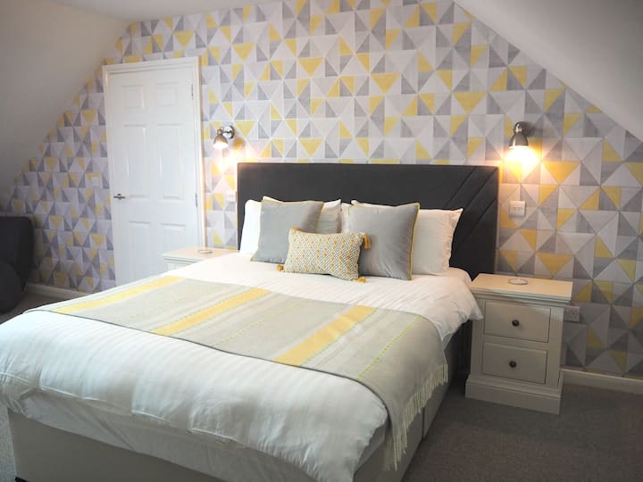 2nd floor bedroom 5 with en-suite (king bed)