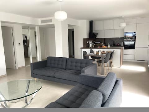 Top performing Airbnb: 2 bedroom apartment, top location, view, closed garage, quiet in La Ciotat