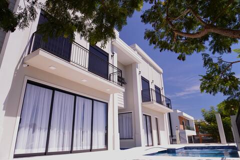 House with Glass Border Pool - Foot in the Lake - 10p