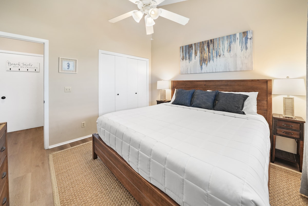 חדר שינה קינג חדש בקומה הראשית. 