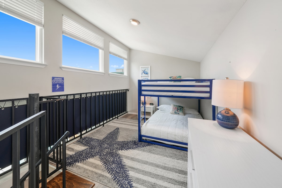 מיטת קומתיים בגודל מלא בלופט עם תאורה טבעית יפה. 