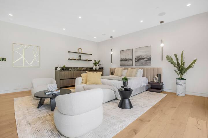 Stylish 2-Level Retreat in Trendy Sherman Oaks gallery image 5