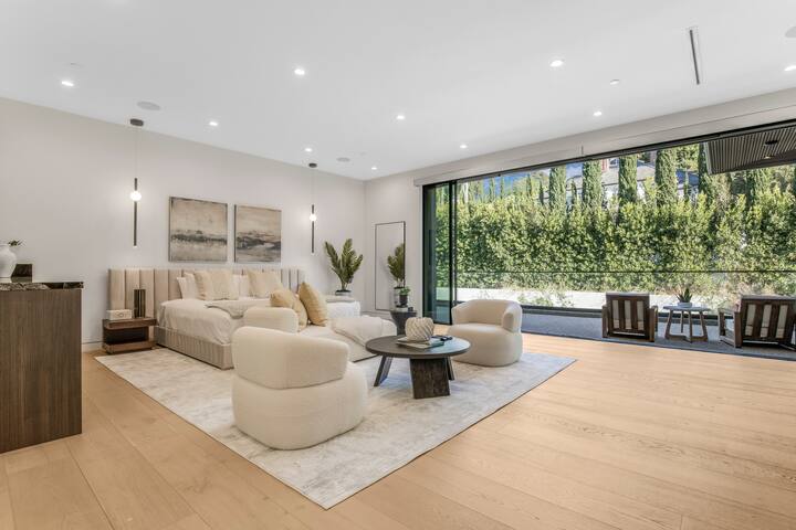 Stylish 2-Level Retreat in Trendy Sherman Oaks gallery image 4