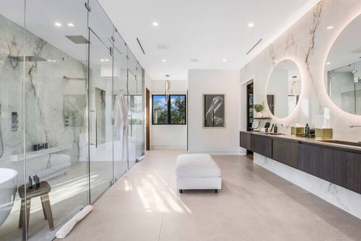 Stylish 2-Level Retreat in Trendy Sherman Oaks gallery image 2