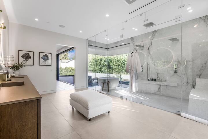 Stylish 2-Level Retreat in Trendy Sherman Oaks gallery image 3