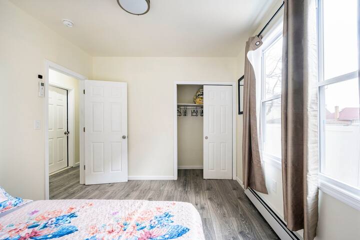 Prime Escape• Quick Access to JFK, LGA & Manhattan gallery image 5