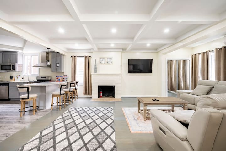 Prime Escape• Quick Access to JFK, LGA & Manhattan