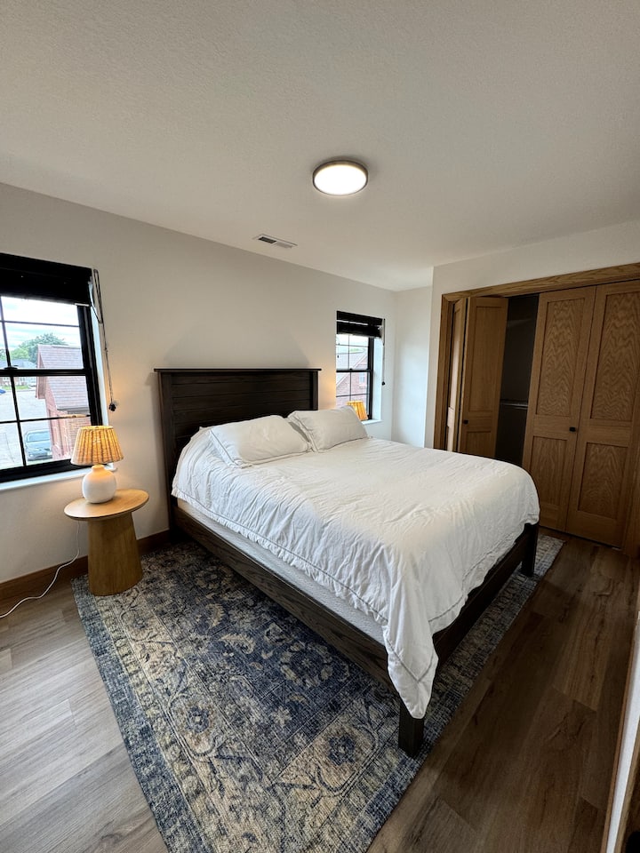 יחידה מס' 1: חדר שינה שני עם מיטת קווין סייז