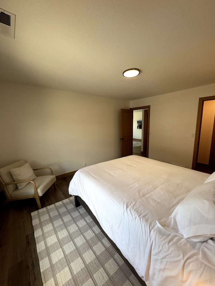 יחידה מס' 5: חדר שינה שמיני עם מיטת קווין סייז