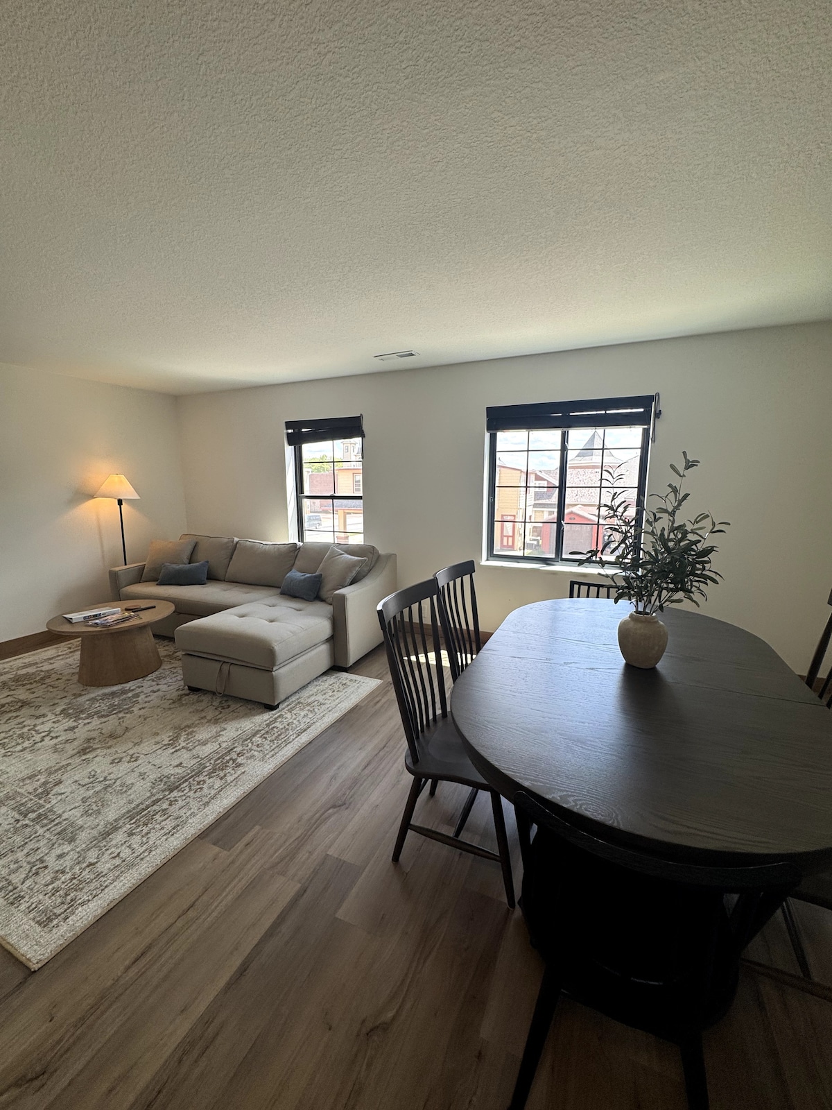 Жилище 1: отворена концепция за всекидневна/трапезария