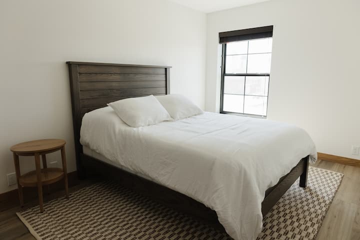 יחידה מס' 2: חדר שינה -- מיטת קווין סייז, היחידה היחידה עם חדר שינה אחד. 