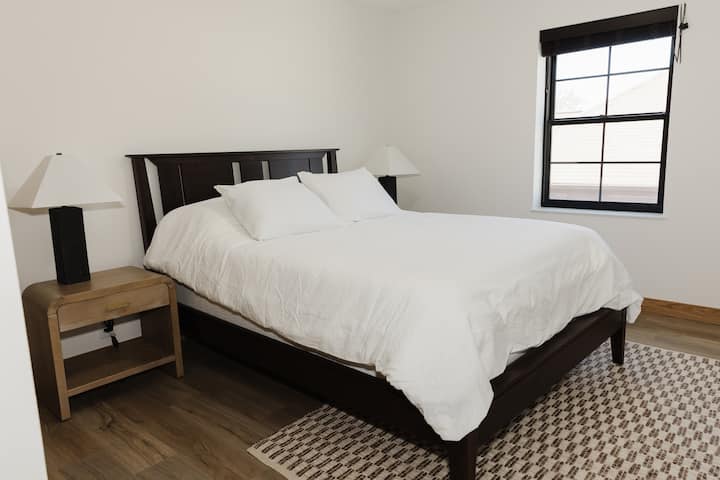 יחידה מס' 3, חדר שינה רביעי עם מיטת קווין סייז