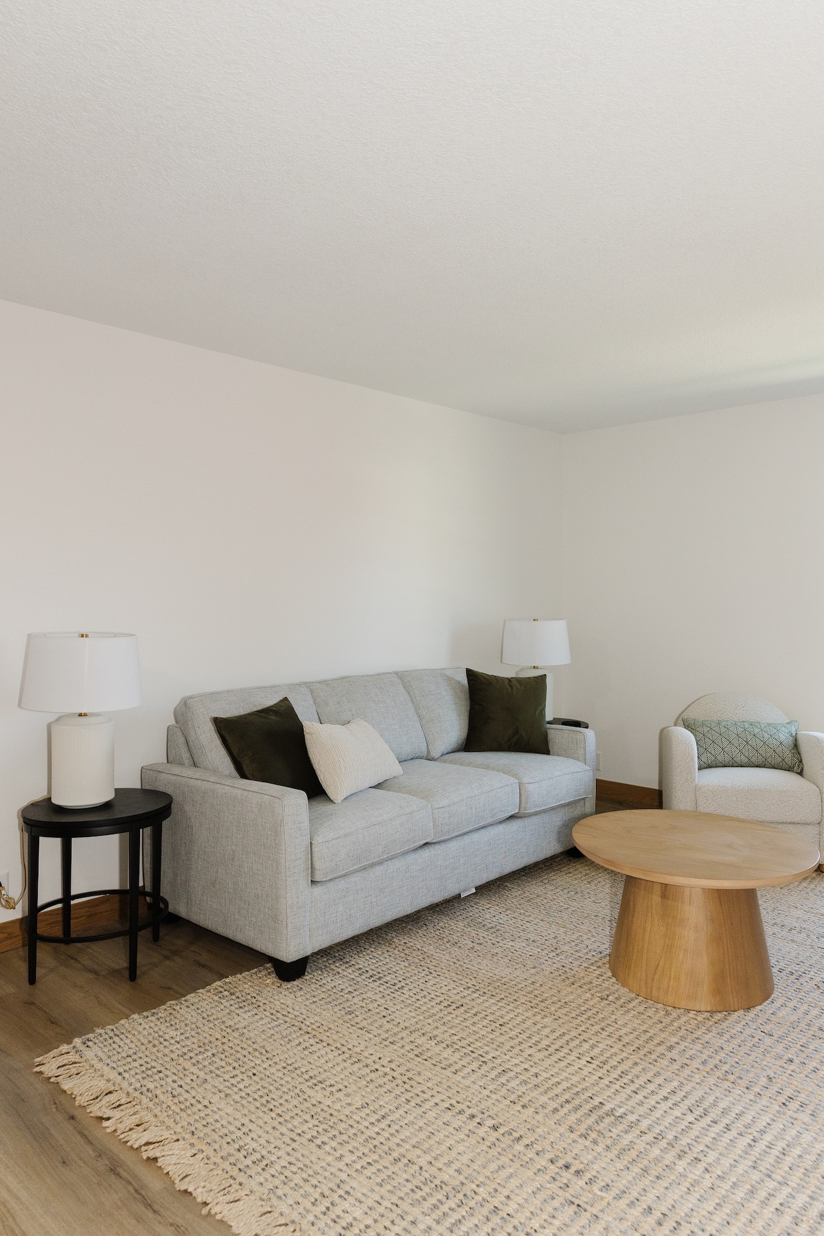 Жилище 3: Всекидневна с разтегателен диван с размер Queen size