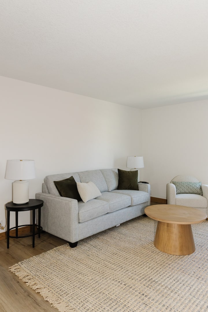 יחידה מס' 3: סלון עם ספה נפתחת בגודל קווין סייז