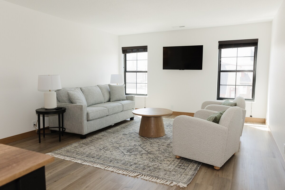 Жилище №2: Всекидневна с разтегателен диван с размер Queen size 