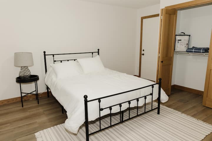 יחידה מס' 3: חדר שינה חמישי עם מיטת קווין סייז