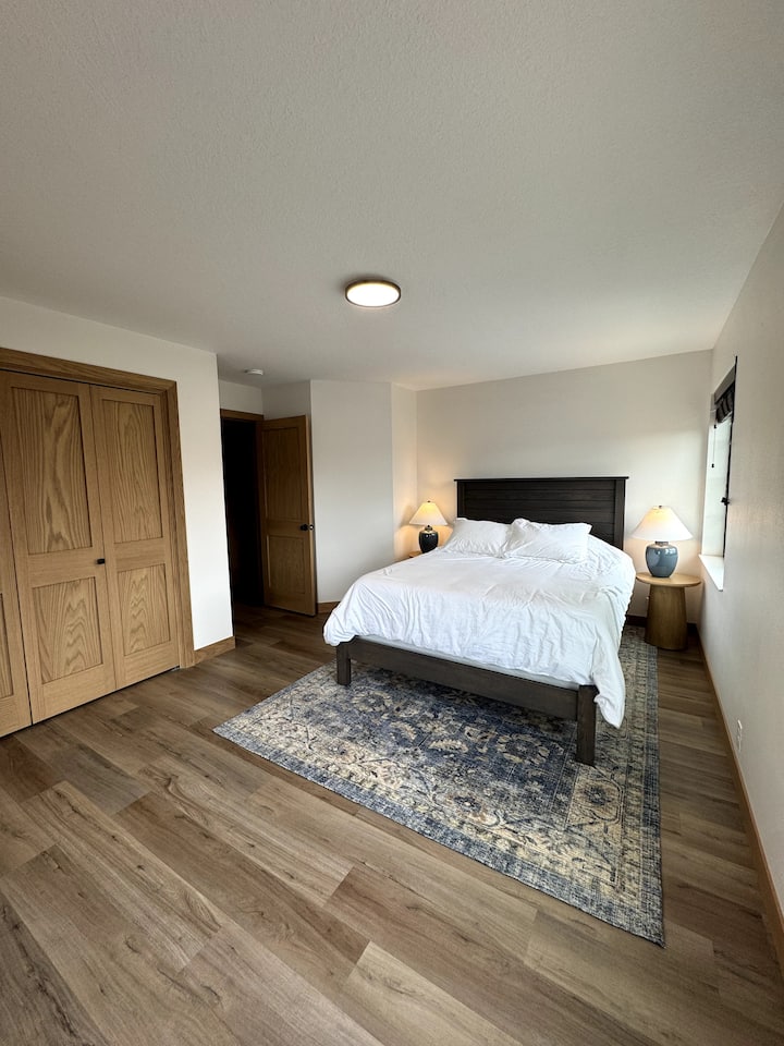 יחידה מס' 1: חדר שינה ראשון עם מיטת קווין סייז