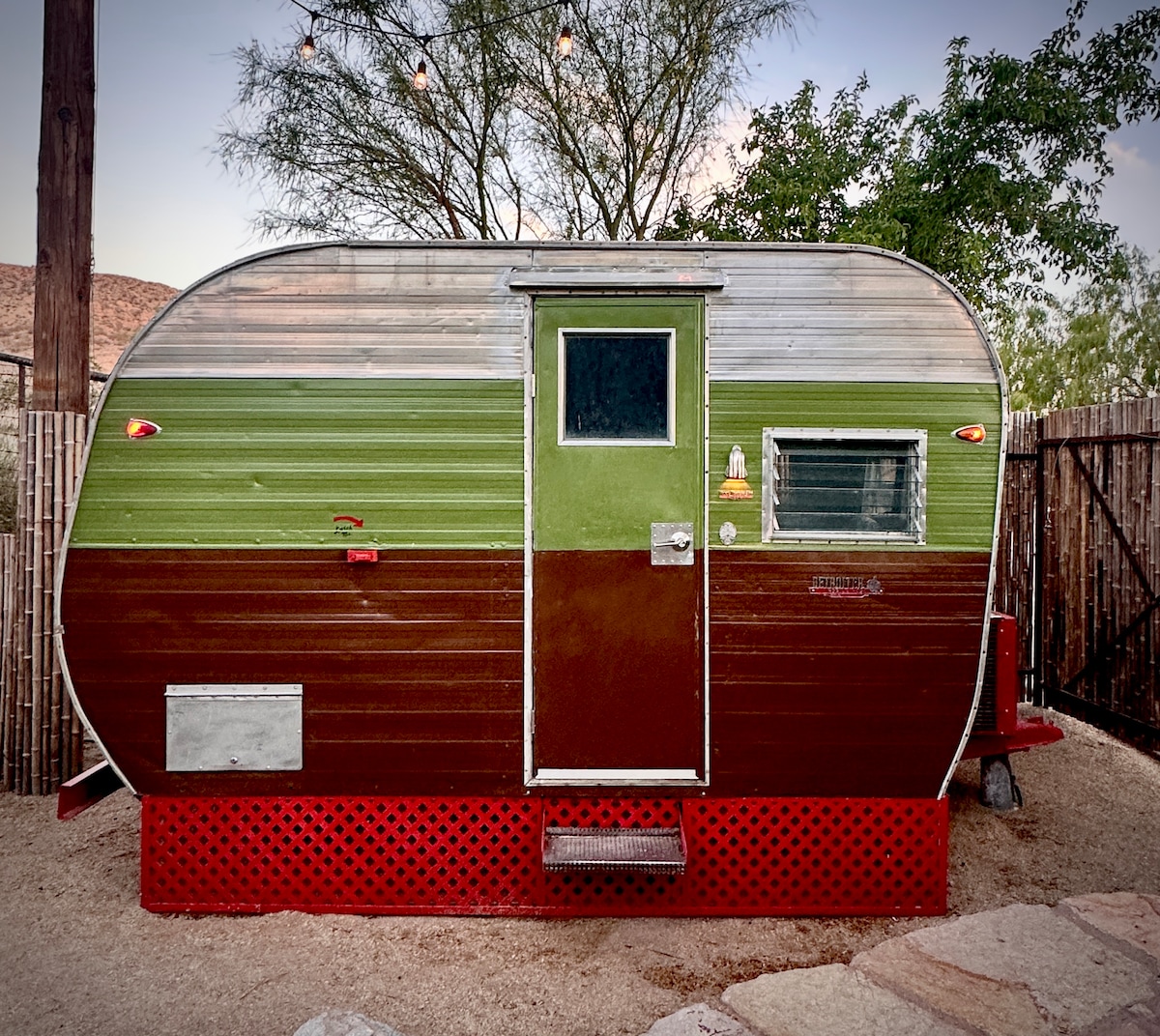 أهلًا بك في CKN Coup.  تقع على بعد خطوات من العرض الكبير وغرفة النوم الثانية. مع خزانة وسرير كامل الحجم وستائر تعتيم ونوافذ تعمل وتكييف بارد + تدفئة ساخنة. مريح ومريح. 