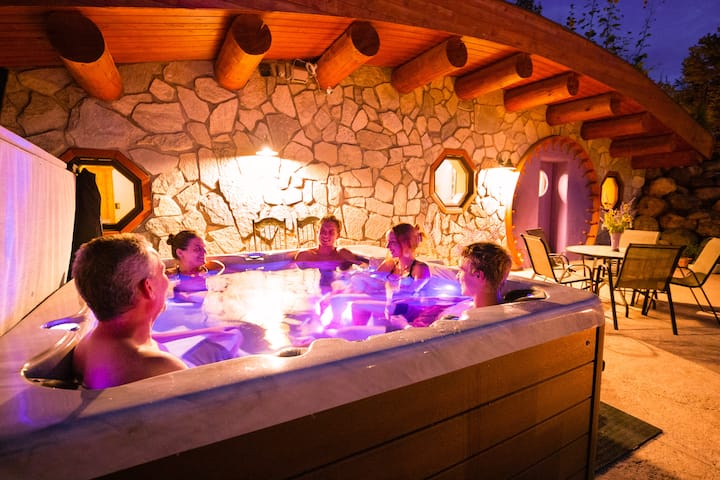 Purple Hobbit Home | Hot Tub | Sauna | Fire Pit