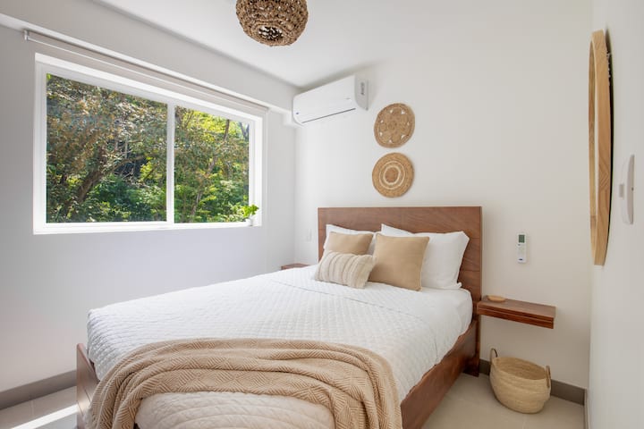 Immerse yourself in the serenity of this bedroom with a relaxing atmosphere, ideal for resting and revitalizing the spirit.