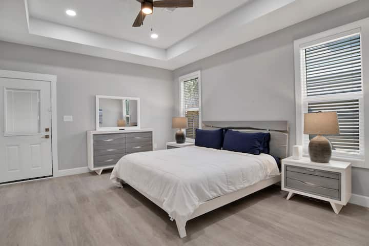 Dormitorio principal con cama tamaño king.