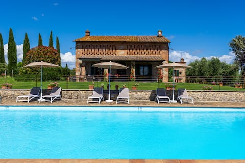 Panoramic villa in Crete Senesi, overlooking Siena.
