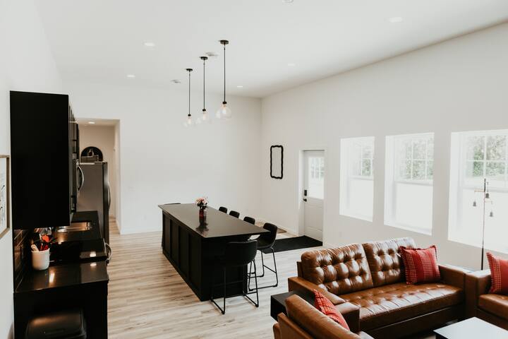 Black Steel Suites 1 gallery image 2