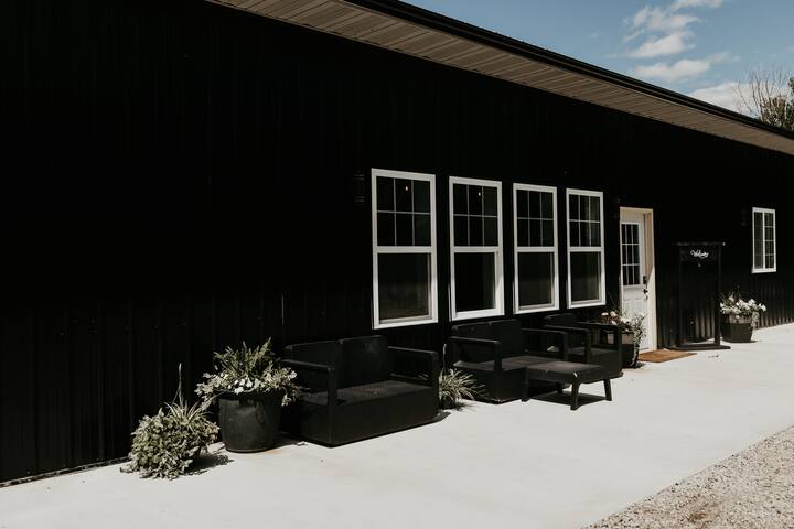 Black Steel Suites 1 gallery image 3