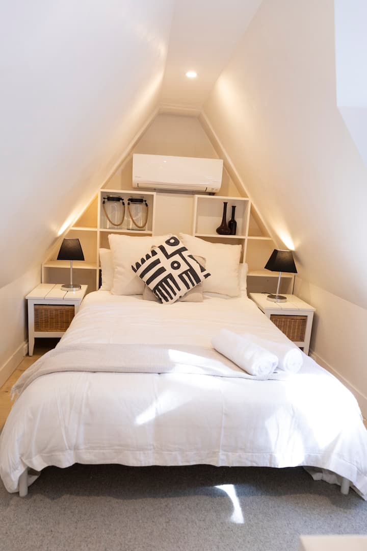 مساحة علوية محولة، كاملة مع إمكانية الوصول إلى سلم العلية. 