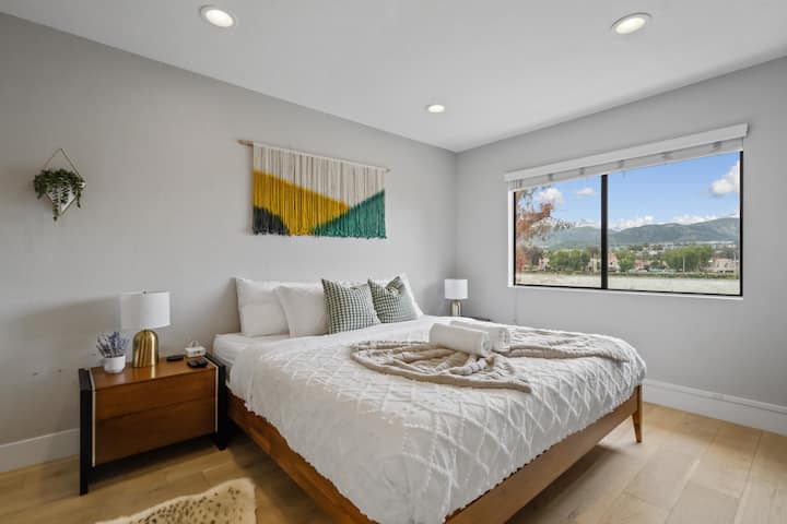 พักผ่อนในสถานที่ศักดิ์สิทธิ์แห่งความสงบและมีสไตล์ในโอเอซิสห้องนอนสุดหรูแห่งนี้