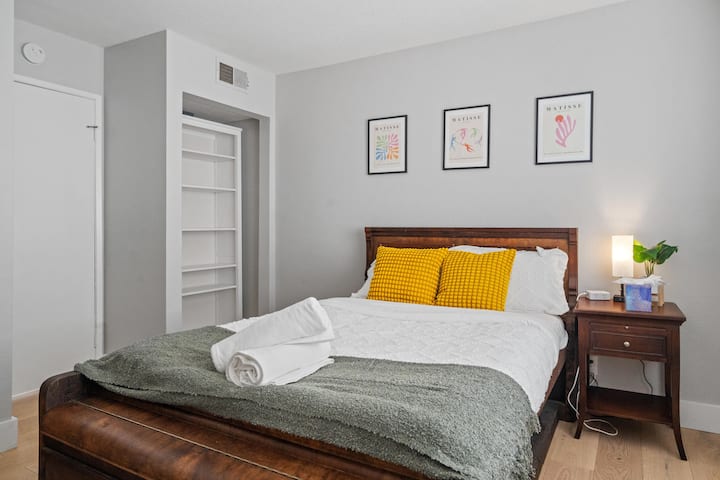 ด้วยการผสมผสานอย่างลงตัวของความสะดวกสบายสไตล์และความสวยงามตามธรรมชาติห้องนอนที่สองที่มีเตียงคู่นี้กลายเป็นมากกว่าแค่สถานที่พักผ่อนของคุณมันเป็นสถานที่ศักดิ์สิทธิ์แห่งความสงบและเงียบ