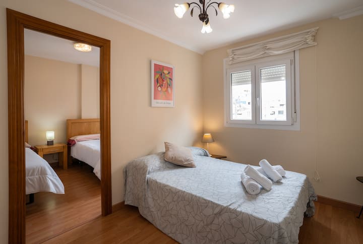 Chambre « de passage » sans porte dans le salon. Idéal pour avoir les enfants sous le yeux ! !