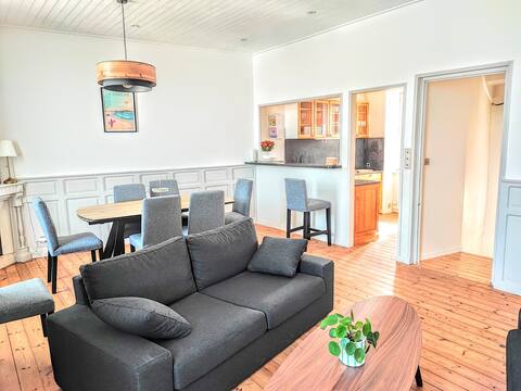 Large holiday home with sea view, 5 min from beach