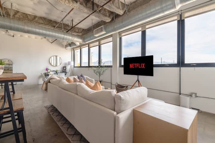 在明亮通风的客厅放松身心，配有俯瞰山脉的大窗户、豪华座椅、配备Netflix和所有您最喜爱的流媒体提供商的智能电视。 这里是放松、娱乐或观看您最喜爱的节目的完美场所。