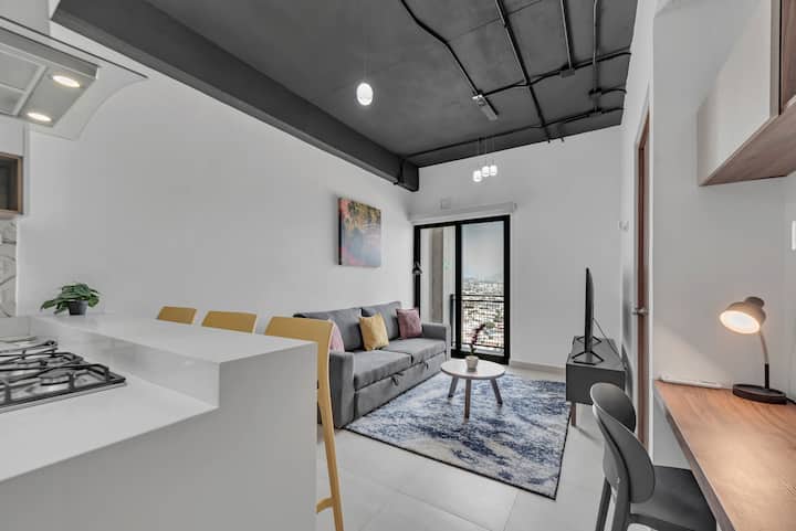 Cheerful stay with SmartTV and sofa bed.