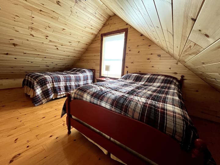 לופט סגור. שתי מיטות בגודל מלא