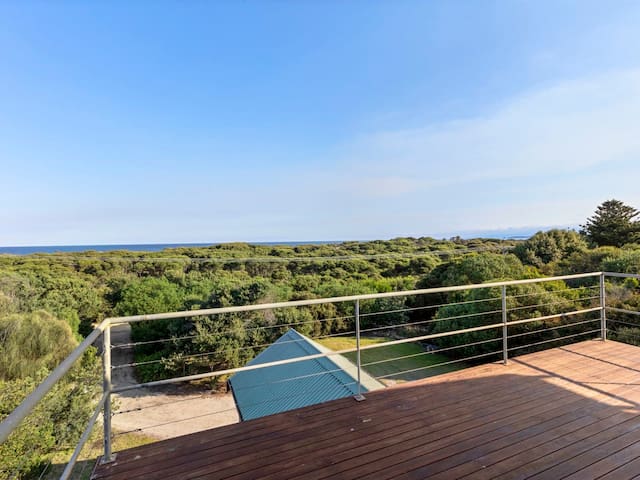 Ocean Views Above the Trees – Moments to the Beach
