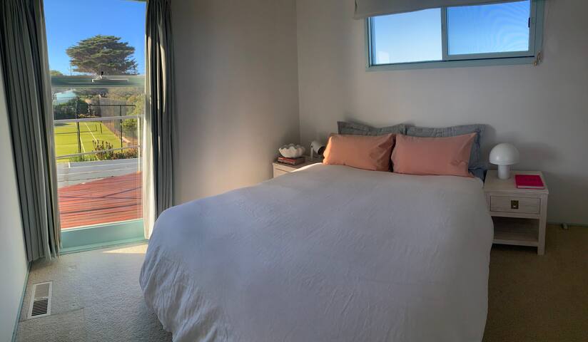 Ocean Views Above the Trees – Moments to the Beach gallery image 5