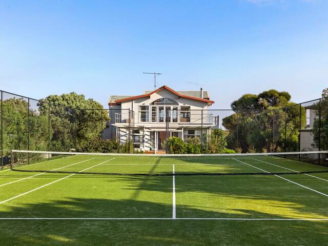 Ocean Views Above the Trees – Moments to the Beach gallery image 3