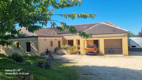 accommodation biron dordogne. 11 beds