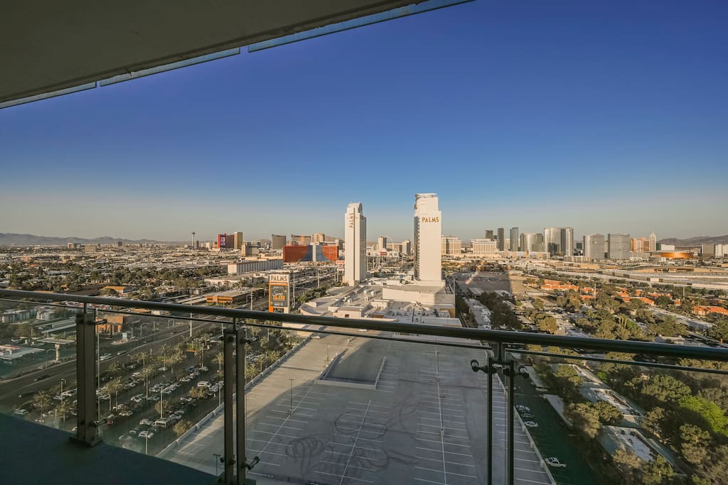QJ22 1BD/1.5BA w/Strip View/Balcony/Sleeps 6