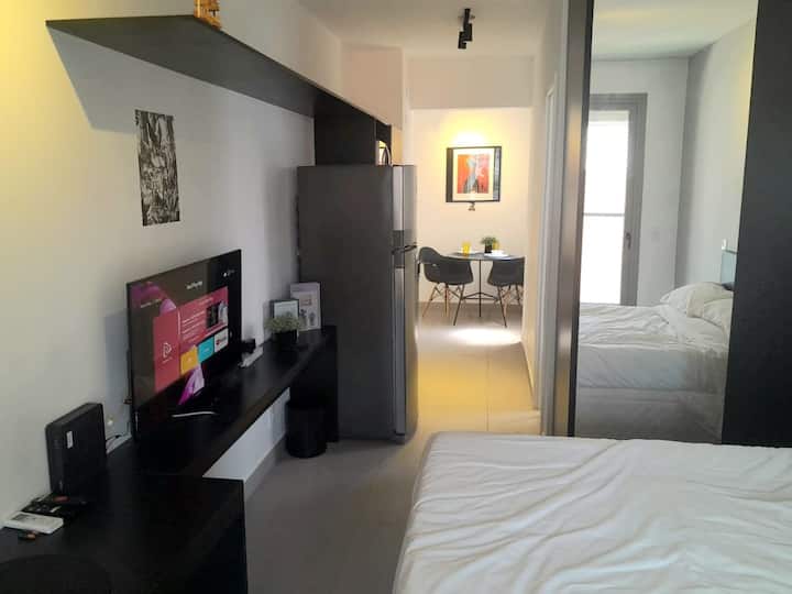 Კომფორტული საწოლი, სრული სხეულის სარკე, ჭკვიანი კონდიციონერი ტელევიზორი 